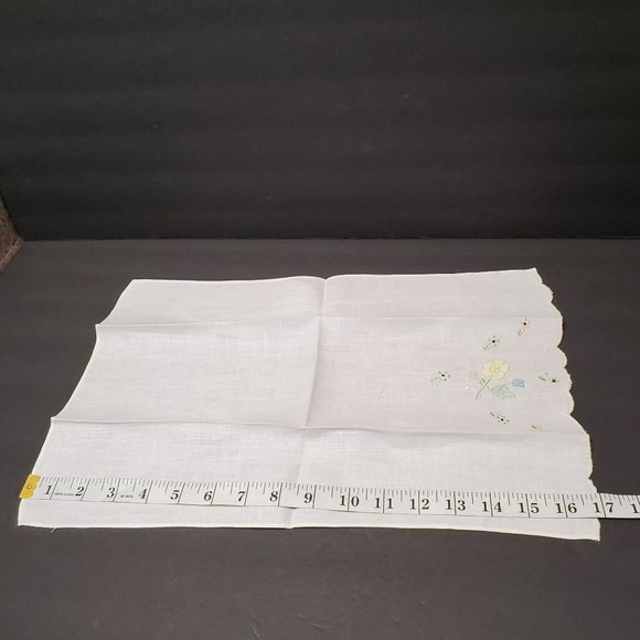 Vintage Embroidered Guest Towel, Fingertip, Embroidery, Applique ,Floral, Linens - Picture 5 of 7